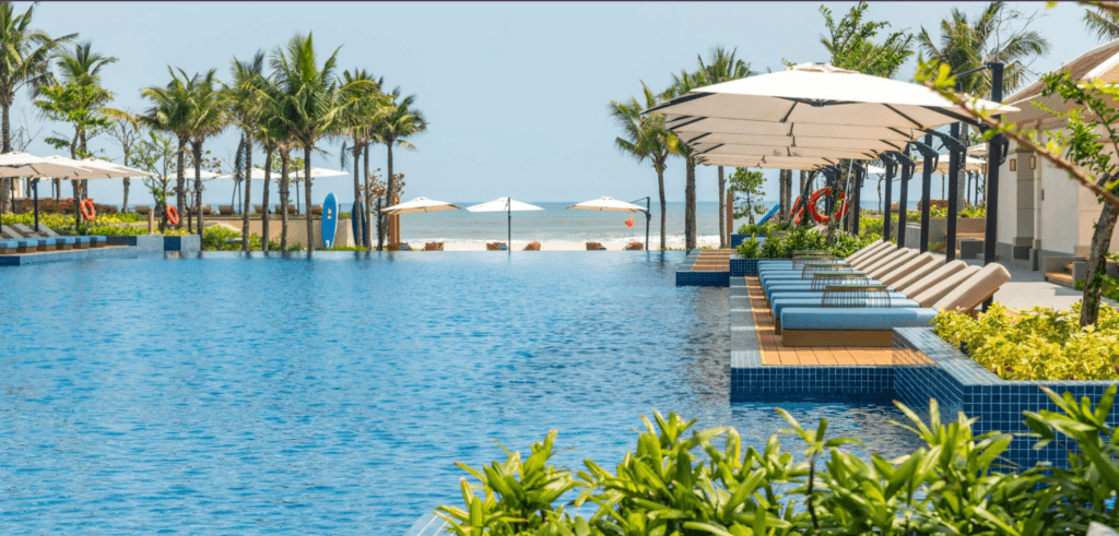 Hồ bơi chính dài 60m Fusion Resort & Villas Da Nang