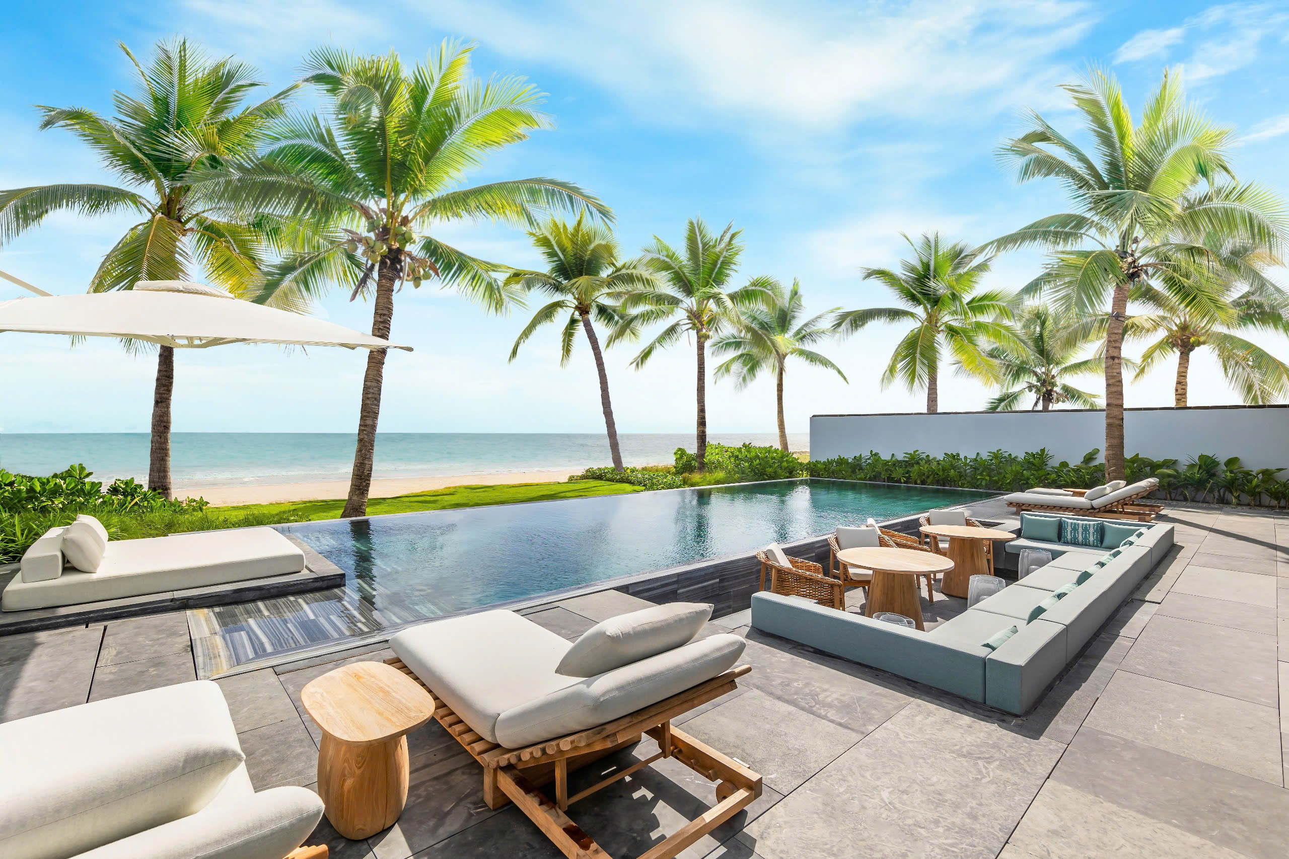 Góc view hồ bơi riêng căn biệt thự Beach Front tại dự án Mandarin Oriental Da Nang