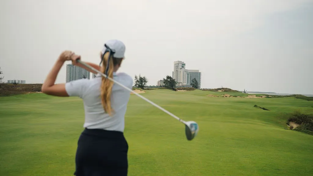 Khách chơi golf tại Hoiana Resort & Golf